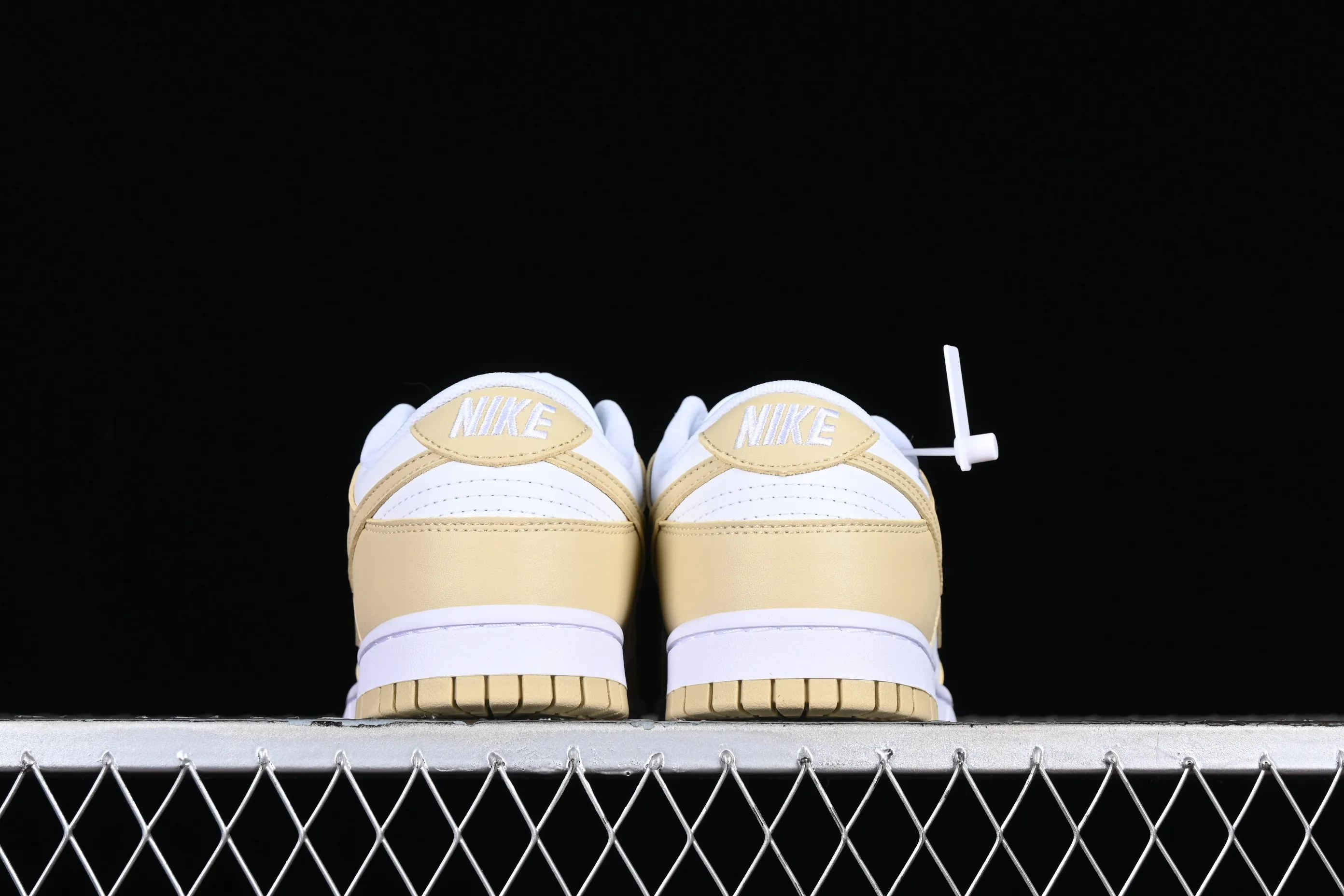 All Categories Nk SB Dunk Series Nk SB Dunk Low low-top sneakers Cost-effective version Dunk Low "Team Gold" golden wheat color SB low-top sports and leisure sneakers DV0833-100